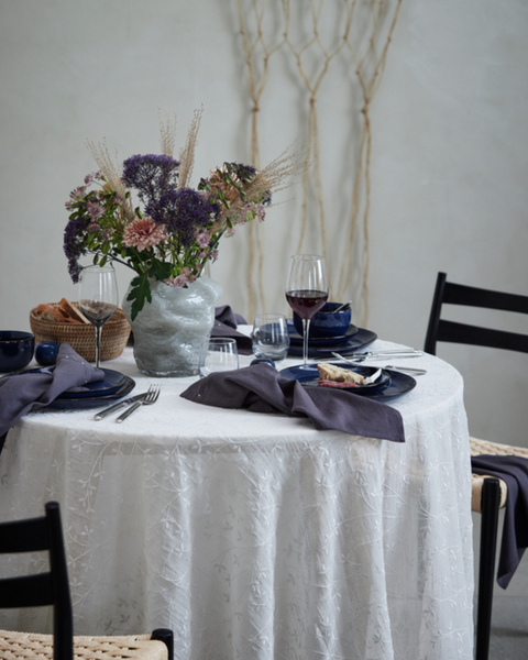 Une table romantique pour la Saint-Valentin avec des roses rouges, des bougies et une vaisselle élégante, créant une atmosphère chaleureuse et pleine d’amour.